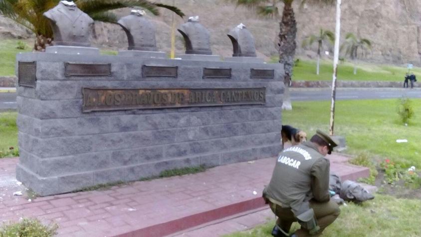 Decapitan bustos de monumento "Héroes del Morro de Arica"