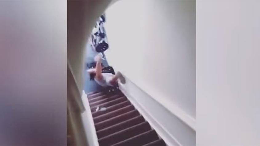 Hombre empuja por las escaleras a turista que arrendó su departamento a través de Airbnb
