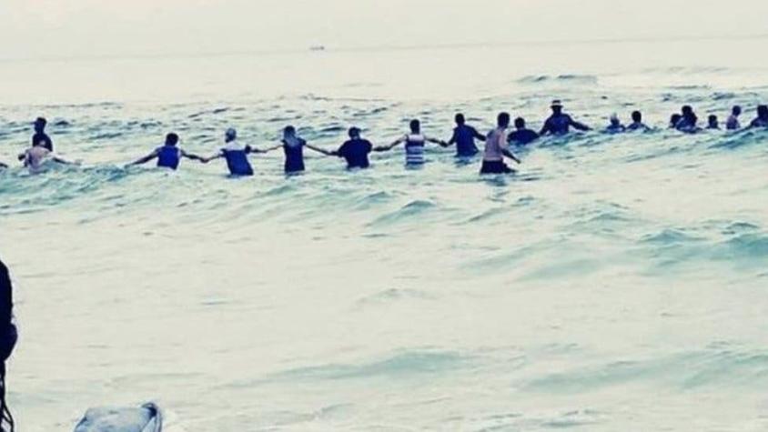 80 personas formaron una cadena humana para salvar a una familia de morir ahogada