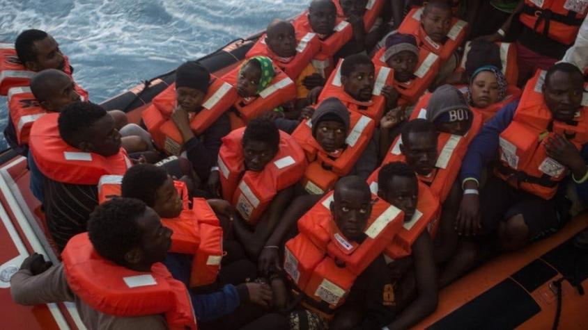 La poco conocida "guerra" entre los barcos que ayudan y los que intentan frenar botes con migrantes