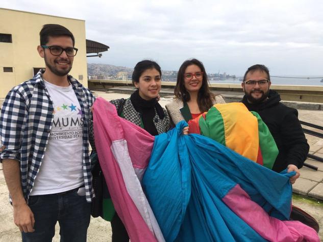 Vallejo y Cariola pasarán a comisión de ética de la Cámara por desplegar bandera LGBTI en Congreso