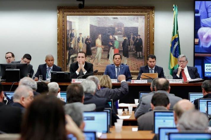 Comisión de diputados en Brasil recomienda archivar proceso contra Temer