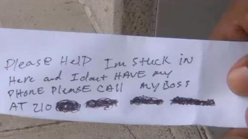 Quedó atrapado en un cajero automático y pasó notas a los clientes para que lo sacaran