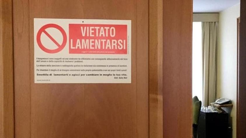 Papa Francisco coloca cartel en su puerta que dice "Prohibido quejarse"