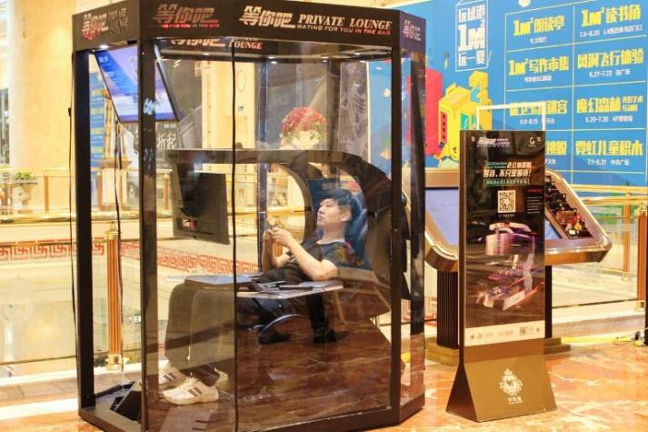 Mall en China crea cabinas para dormir siesta mientras la pareja va de compras
