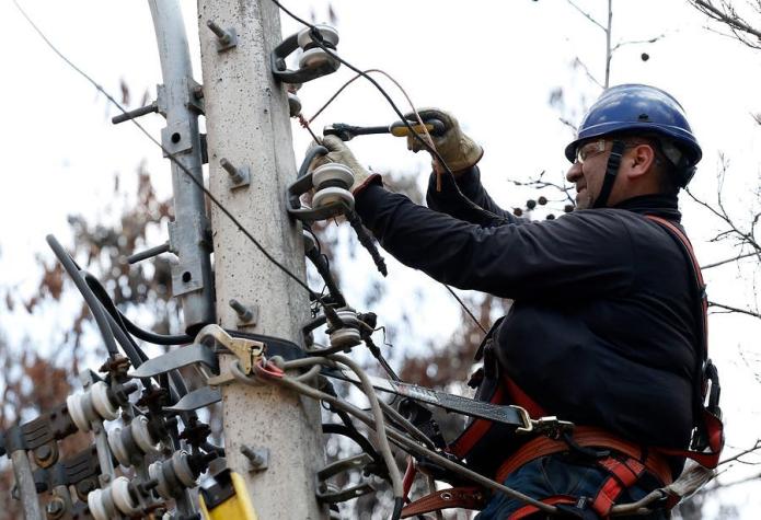 Enel espera reponer hoy totalidad del servicio eléctrico y se abre a posibilidad de soterrar cables