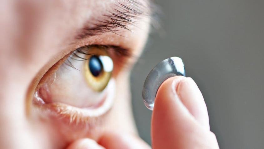 Mujer vivió años con una masa de 27 lentes de contacto que olvidó retirar de sus ojos