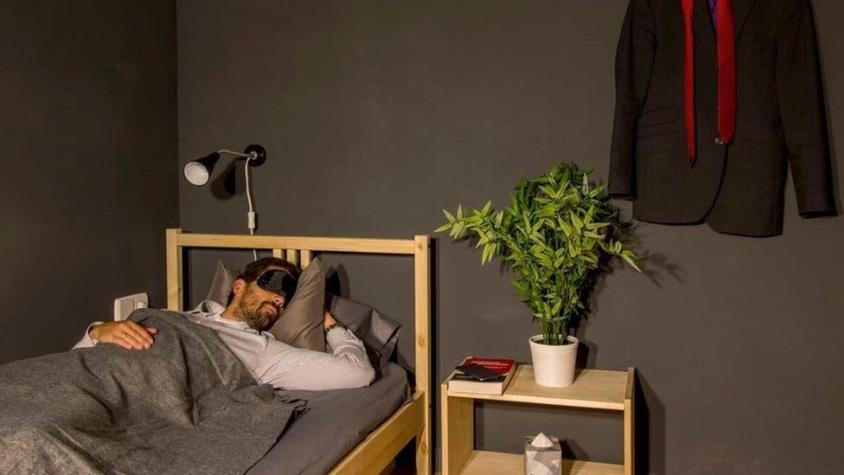 Pies, ronquidos y placer: ¿Cómo es dormir una siesta pagando por minuto en España?