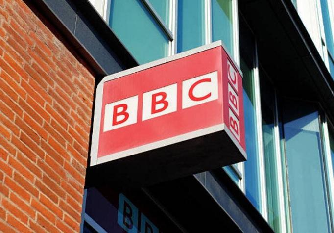 La BBC paga a sus estrellas masculinas cinco veces más que a sus presentadoras