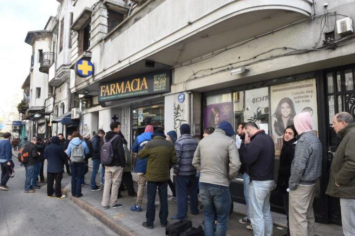 Con filas desde temprano en farmacias se inicia venta legal de marihuana en Uruguay