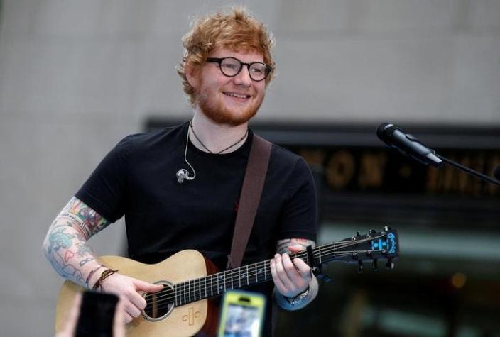 Cantante Ed Sheeran "limpia" cuenta de Twitter tras críticas por aparición en "Juego de Tronos"