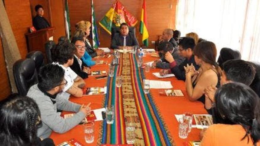 Tribunal de Bolivia anula prohibición de usar minifaldas y escotes