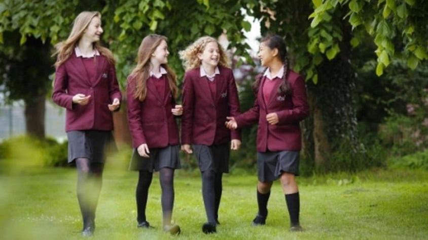 La escuela de Inglaterra que obliga a sus alumnas a "desintoxicarse digitalmente"