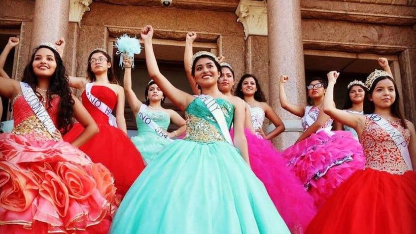 EE.UU: las 15 jóvenes vestidas de quinceañeras que protestan contra una ley migratoria