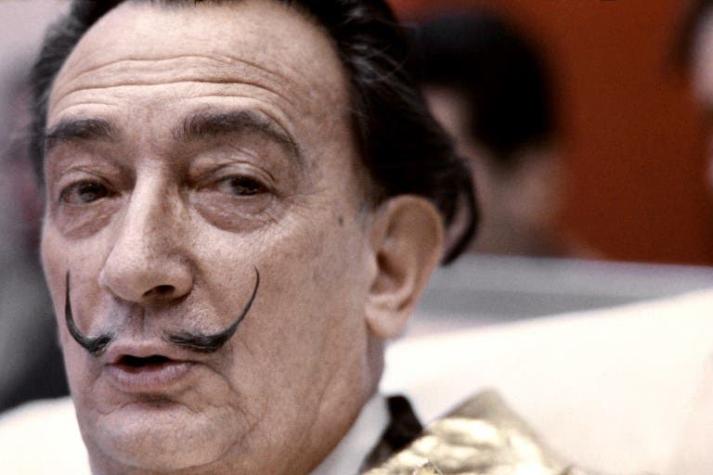 El bigote de Dalí en su lugar: "A las 10 y 10"