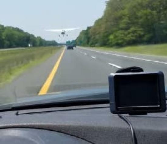 [VIDEO] Avión aterriza de emergencia en carretera de Estados Unidos