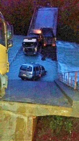 Aysén: puente se derrumba y deja dos heridos graves y cuatro vehículos atrapados en el río