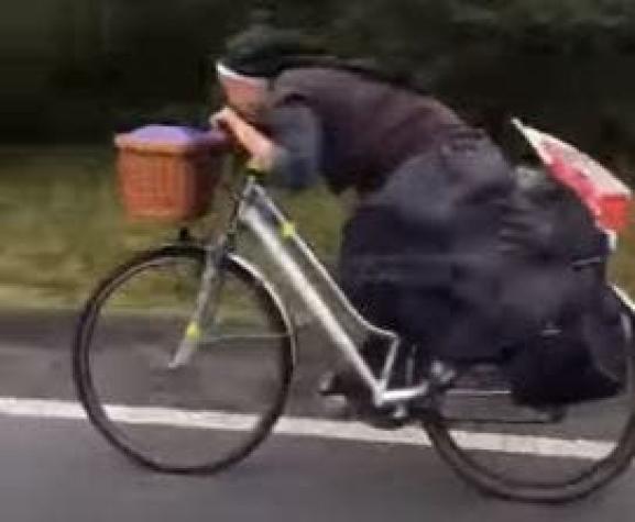 [VIDEO] "Sor Bicicleta": la monja que sorprende en las redes sociales