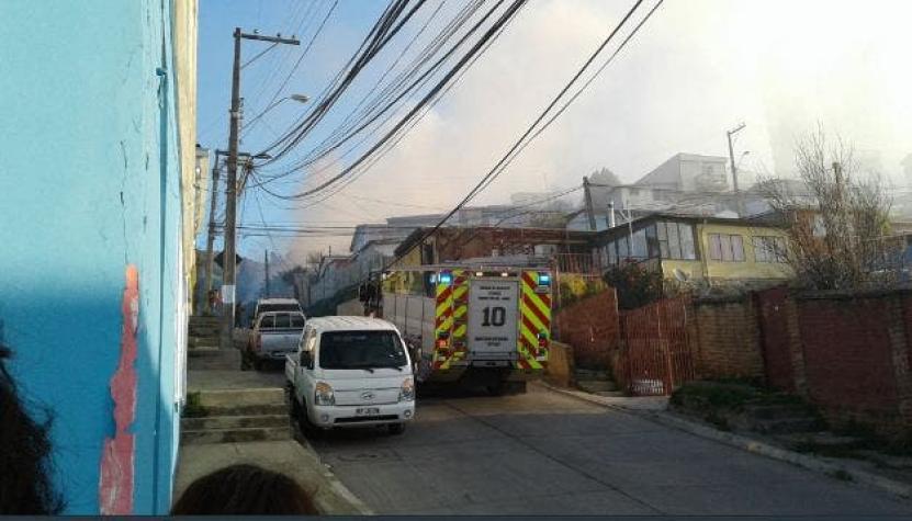 Valparaíso: Incendio deja 10 personas damnificadas en el Cerro Cárcel