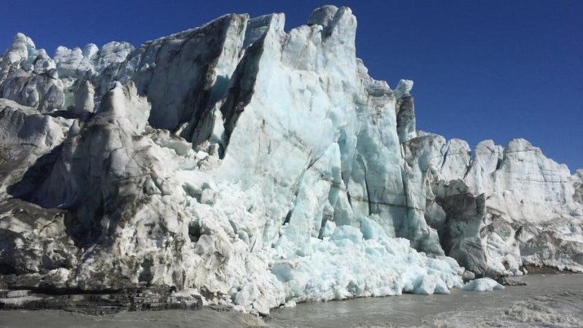 Por qué se está oscureciendo la capa de hielo en Groenlandia y por qué es motivo de preocupación