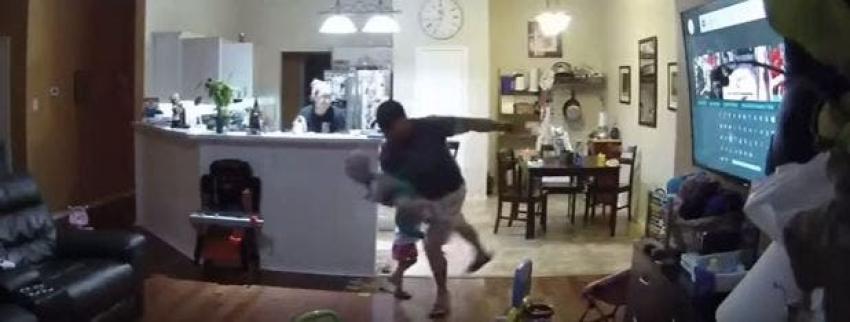 [VIDEO] Jugaba con su hijo, chocó con el otro y realizó espectacular maniobra para evitar su caída