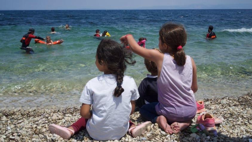 Niños migrantes regresan al mar para combatir los traumas por su paso en el Mediterráneo