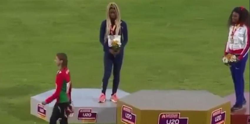 [VIDEO] Atleta no aguantó error en entonación de su himno y se bajó del podio
