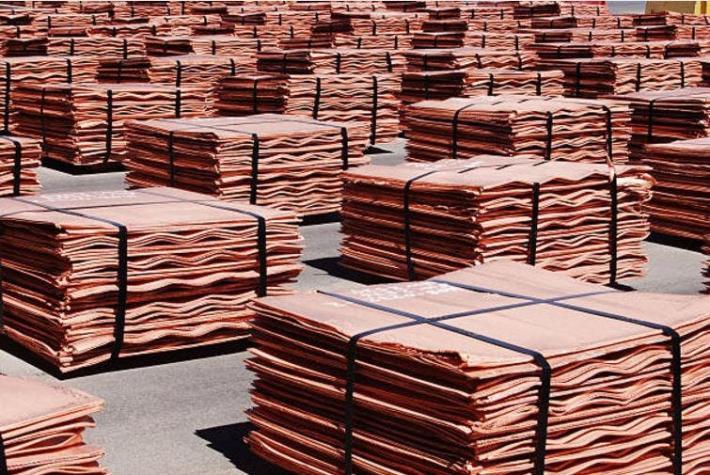 Dura negociación de opciones del cobre impulsa su mayor alza en 2017