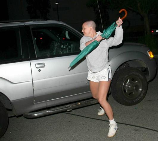 ¿Recuerdas el paraguas con que Britney Spears atacó a un paparazzi? Ahora podría ser tuyo