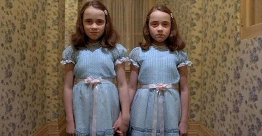 Así lucen hoy las terroríficas gemelas de "El Resplandor"