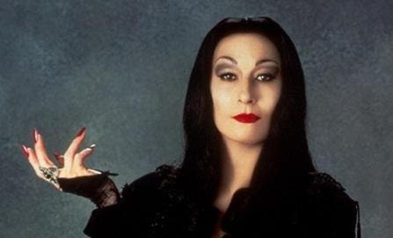 A 26 años de “Los Locos Addams”: Así luce actualmente Anjelica Huston, la popular “Morticia”