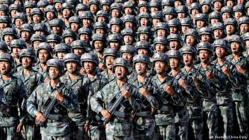 China luce su poderío militar en masivo desfile