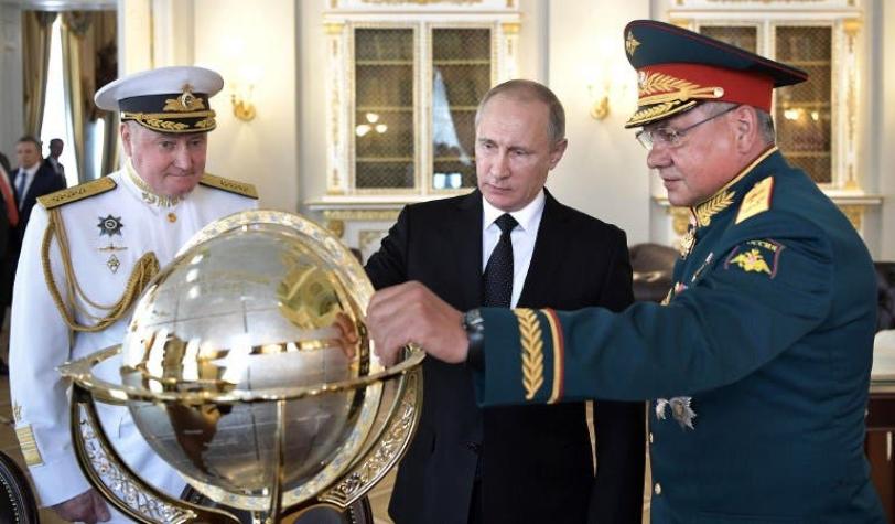 Putin exhibe la fuerza naval de Rusia con un gran desfile