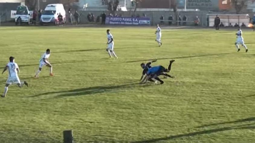 [VIDEO] La insólita falta del árbitro contra un jugador en la Segunda División Profesional