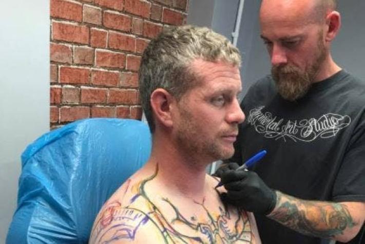 Camionero se hizo un especial tatuaje que tiene dividido a Internet