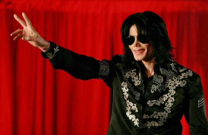 El bélico complemento en la estatua de Michael Jackson en Brasil