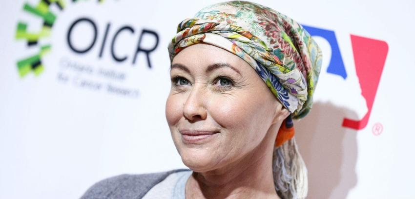 Shannen Doherty recupera su pelo y reaparece con "sexy corte parisino" tras terminar quimioterapia