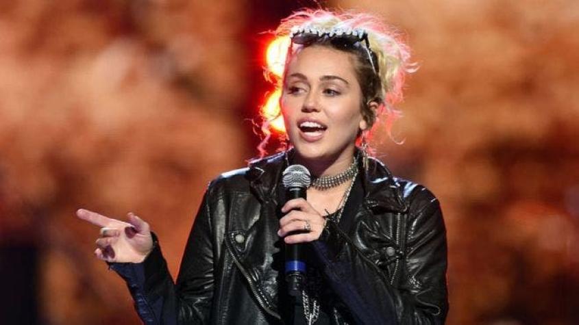 Miley Cyrus retorna a su conocido estilo con osada fotografía