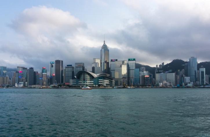 Hong Kong en alerta máxima por el tifón Hato