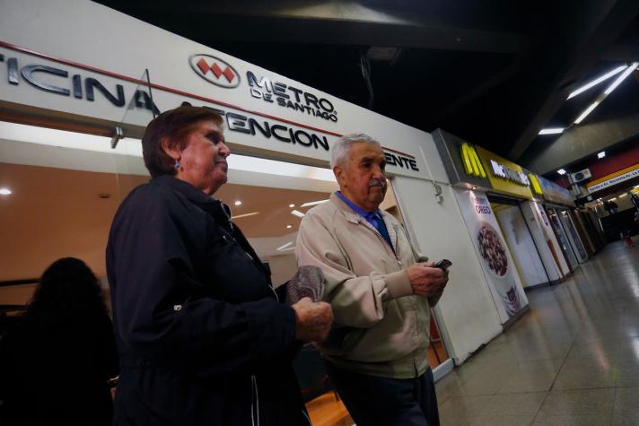 Bachelet anuncia que tarjeta del adulto mayor de Metro no tendrá tope de viajes