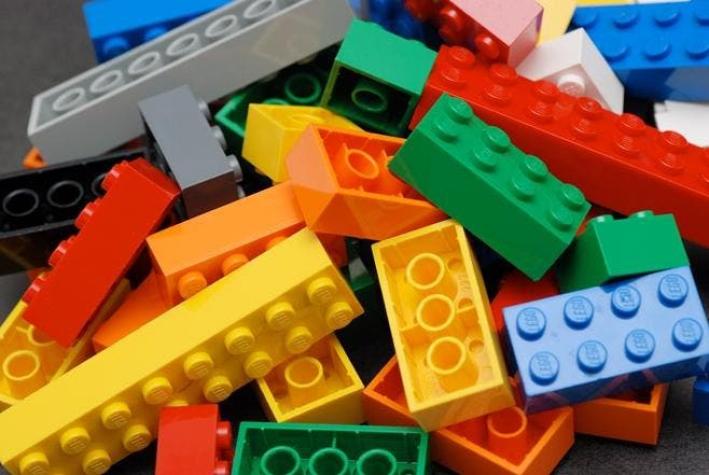 Niño creó una peculiar estatua de Lego y todos lo llaman genio