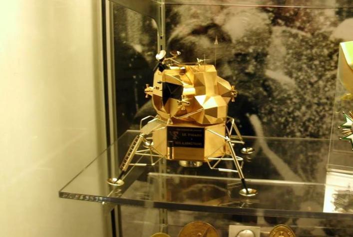 Roban réplica de oro del módulo lunar de Apolo 11 del museo Neil Armstrong