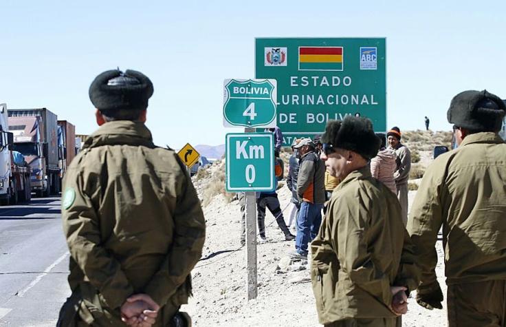 Personal fronterizo chileno entrega primeros auxilios a oficial boliviano en Chungara