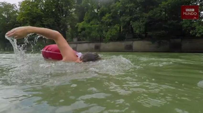 [VIDEO] El hombre que nada 2 kilómetros diarios por un río para llegar a su trabajo