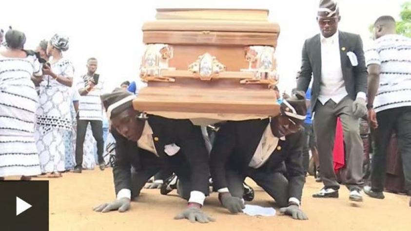 [VIDEO] La alucinante danza con que los cargadores de féretros alegran los entierros en Ghana