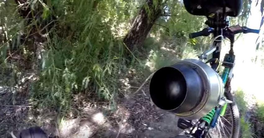 [VIDEO] Esto pasa cuando le agregas una turbina de avión a una bicicleta