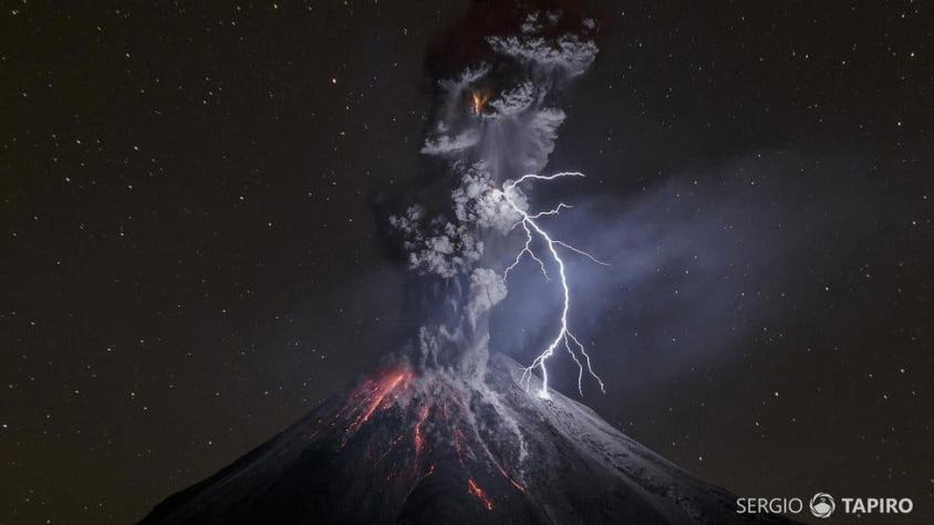 El extraordinario momento que capturó el fotógrafo Sergio Tapiro en el volcán de Colima