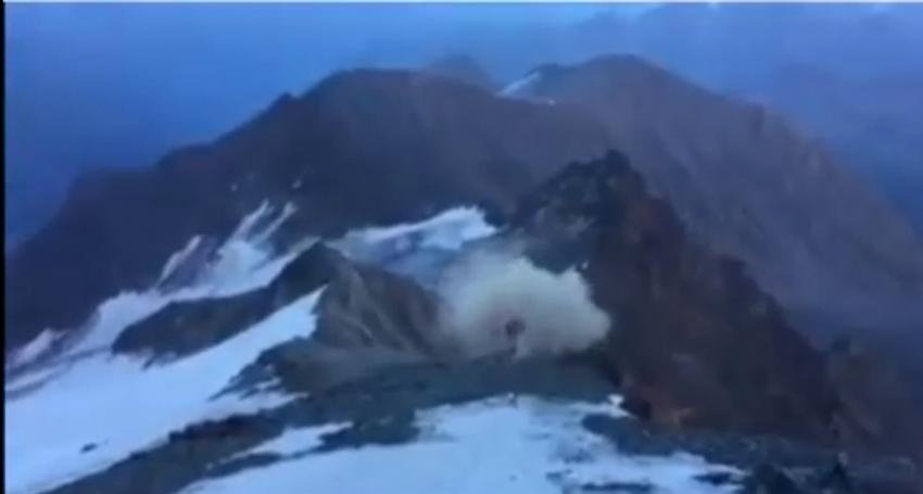 [VIDEO] El impresionante momento en que un helicóptero se estrella tras rescatar a un alpinista