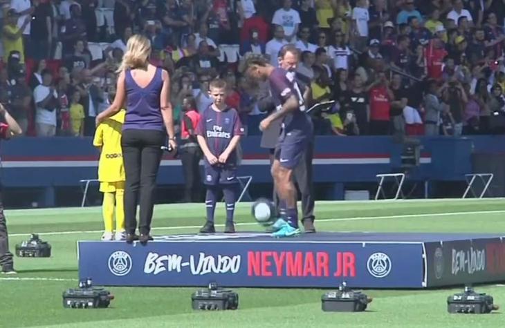 [VIDEO] Hinchas del PSG ovacionan y realizan increíble recibimiento a Neymar