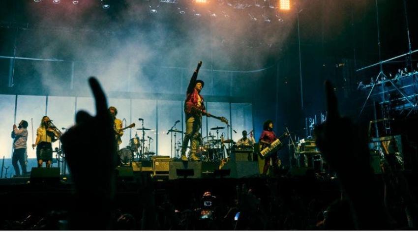 Arcade Fire concluye la fiesta de Lollapalooza con homenaje a Lennon, Bowie y Radiohead